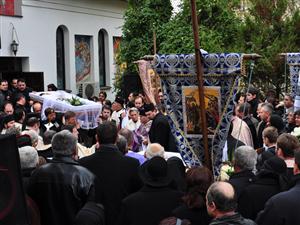 Părintele Dumitru Toadere şi soţia lui, conduşi pe ultimul drum de sute de oameni