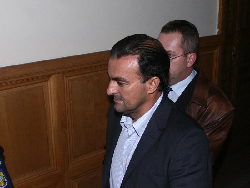 Carduri de motorină de la o firmă de salubrizare, găsite acasă la primar