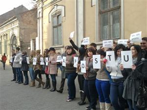 Flash mob în faţa Primăriei; TSD cere demisia lui Apostu FOTO / VIDEO
