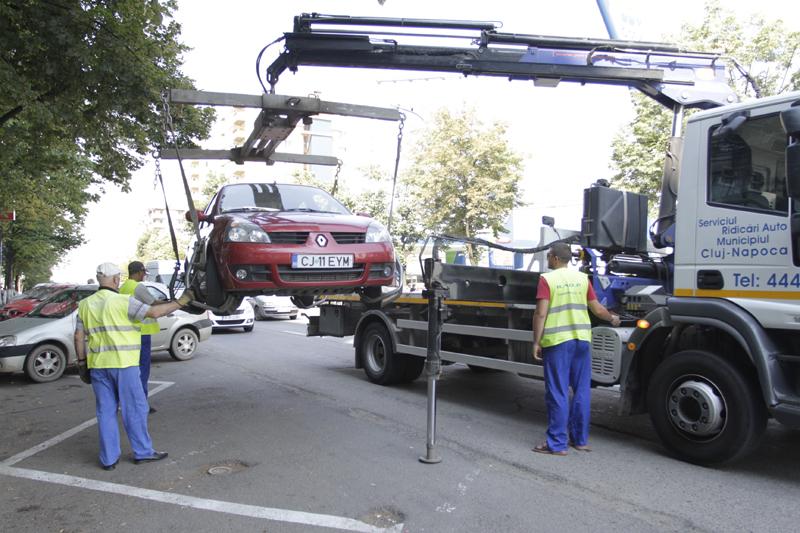 Primăria arată pisica: la Cluj-Napoca se vor ridica în continuare maşinile