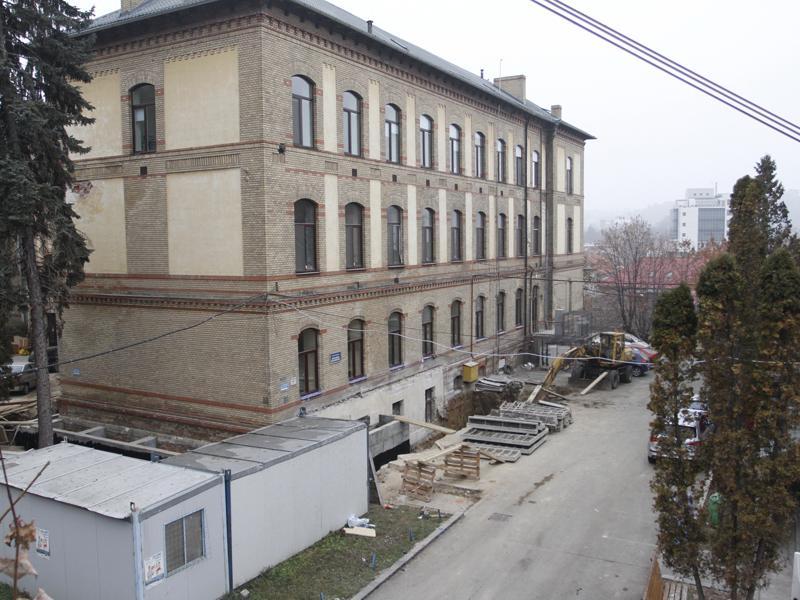 Clădire monument istoric cu lifturi exterioare din sticlă          