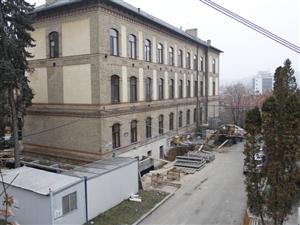 Clădire monument istoric cu lifturi exterioare din sticlă          