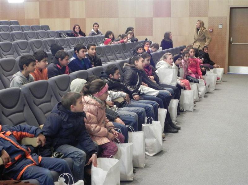 Copiii din centrele de zi ale FRCCF, în risc de abandon şcolar, au primit cadouri de la Universitatea, la Cluj Arena