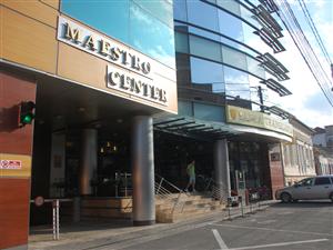 Afaceri pe final de an: supermarket, birouri şi sală la hotel 