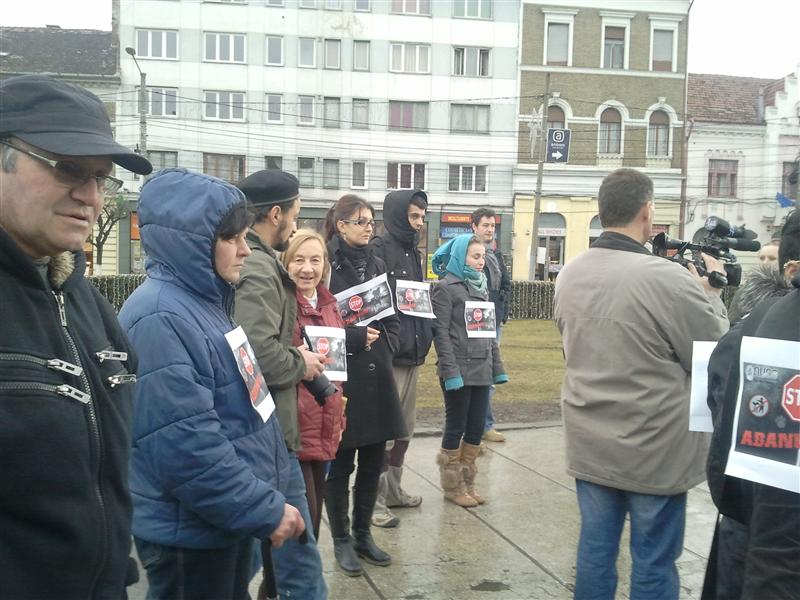 Iubitorii de animale din Cluj s-au mobilizat pe Facebook şi au ieşit în stradă ca să protesteze împotriva eutanasierii FOTO / VIDEO