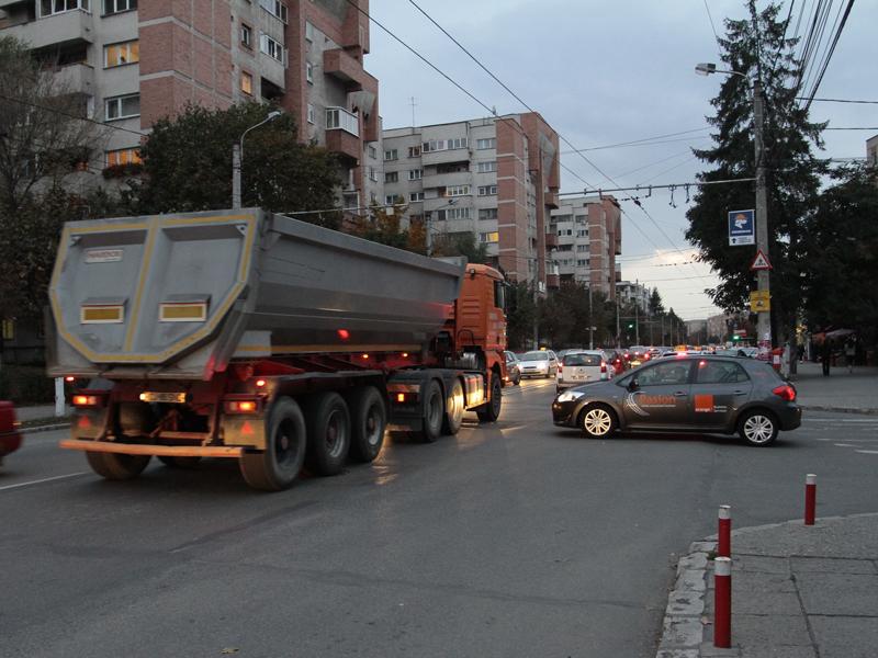 Primăria schimbă foaia cu TIR-urile         