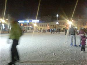 Sute de clujeni au ieşit să patineze în ziua de Crăciun VIDEO