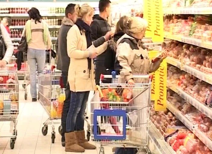 Mezeluri expirate, cu etichete înlocuite, în hipermarket-urile clujene VIDEO