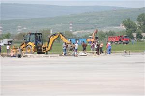 Lucrările la pista aeroportului, în grafic, asigură constructorii