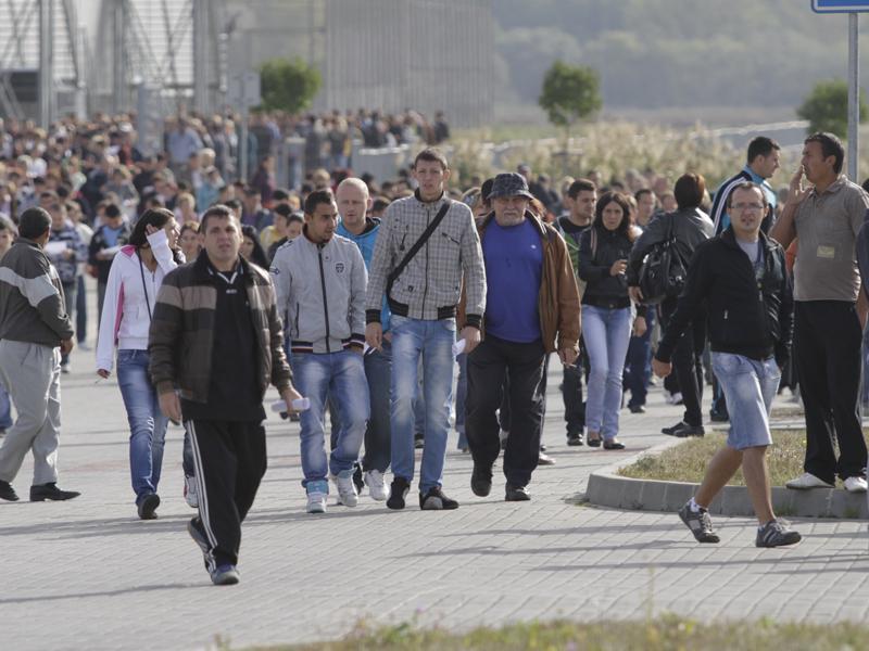 Şomerii de la Nokia vor primi câte 100 sau 200 de euro de la UE pentru haine, tuns şi bărbierit VIDEO