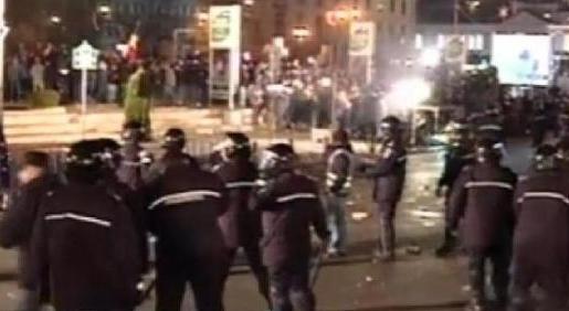 Protestatari în flăcări. Situaţia degenerează la Bucureşti