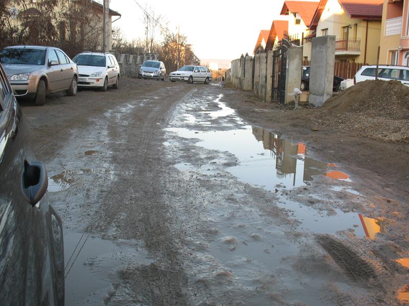 Strada nimănui: locuitorii de pe Antonio Gaudi, obligaţi să-şi cumpere cizme de cauciuc