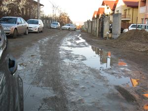 Strada nimănui: locuitorii de pe Antonio Gaudi, obligaţi să-şi cumpere cizme de cauciuc