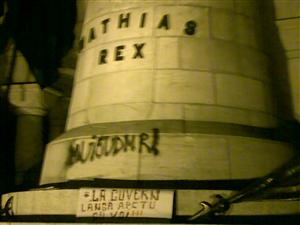 Statuia lui Matei Corvin din centrul Clujului, vandalizată după protestele de marţi