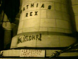 Amendă pentru clujenii care au vandalizat statuia lui Matei Corvin