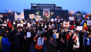 Piaţa Universităţii luată cu asalt de protestatarii din Piaţa Victoriei 