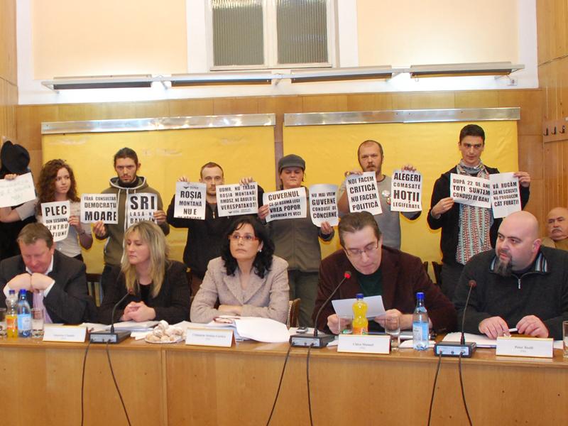 Tinerii mânioşi din Piaţa Unirii şi-au adus manifestul la primărie