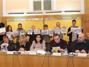 Tinerii mânioşi din Piaţa Unirii şi-au adus manifestul la primărie