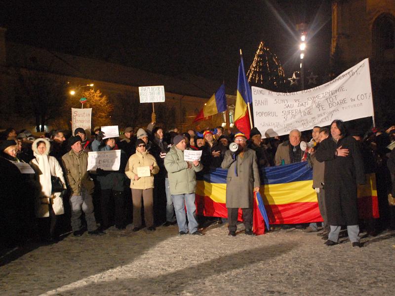 Clujenii l-au chemat pe preşedinte: “Băsescu, dacă te ţine, fă o baie de mulţime!”