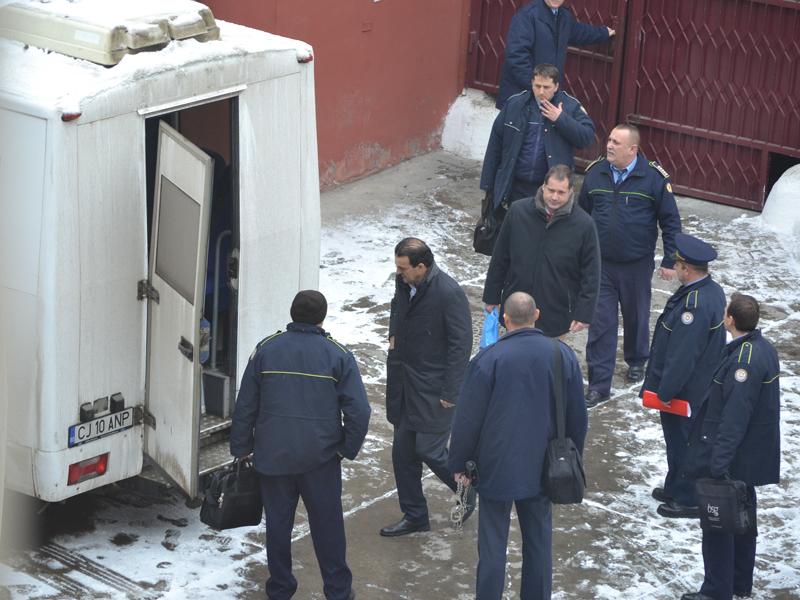 Apostu şi Stoia, ameninţaţi în închisoare: “Dacă ieşiţi afară, vă luăm gâtul!”