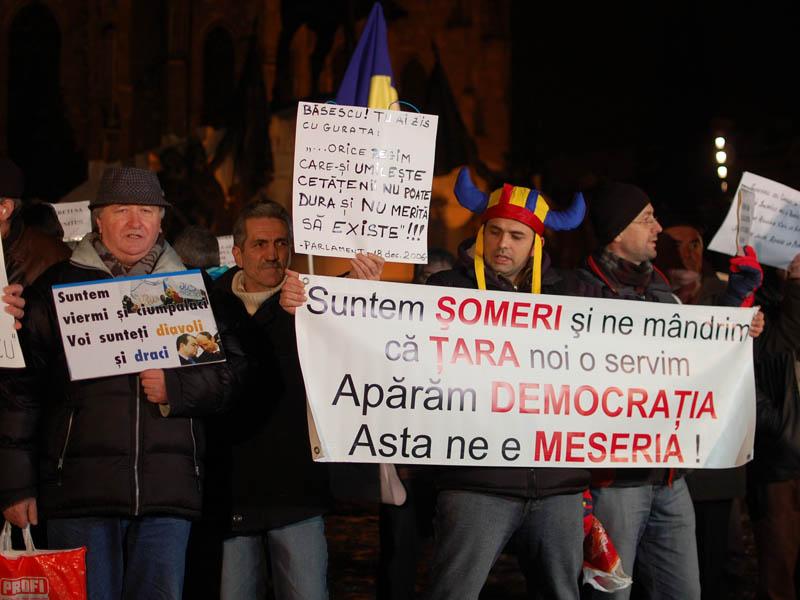Weekendul a domolit protestele din Piaţa Unirii 