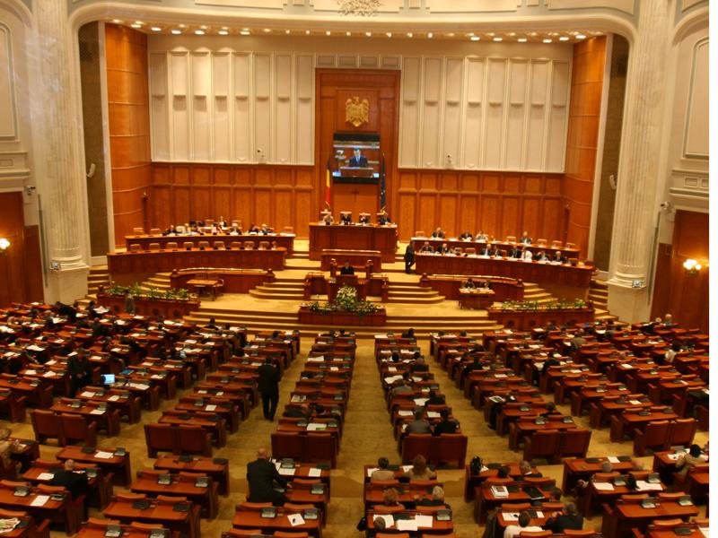 Parlamentarii, reuniţi sub presiunea străzii: se discută anticipatele?
