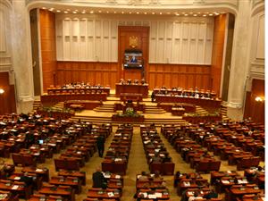 Parlamentarii, reuniţi sub presiunea străzii: se discută anticipatele?