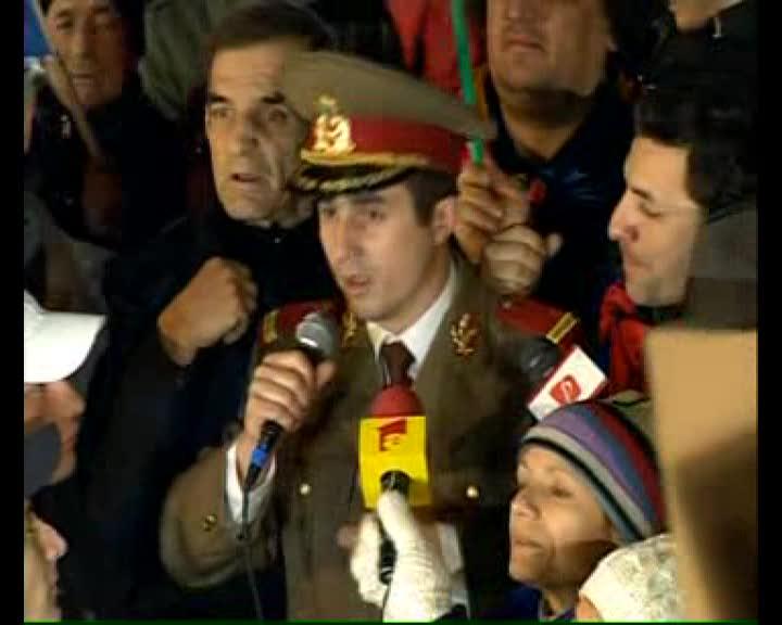 Alexandru Gheorghe, protest în uniformă militară în Piaţa Universităţii VIDEO