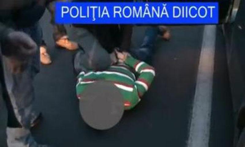 Un bodyguard şi un taximetrist, arestaţi pentru trafic de droguri