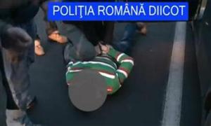 Un bodyguard şi un taximetrist, arestaţi pentru trafic de droguri