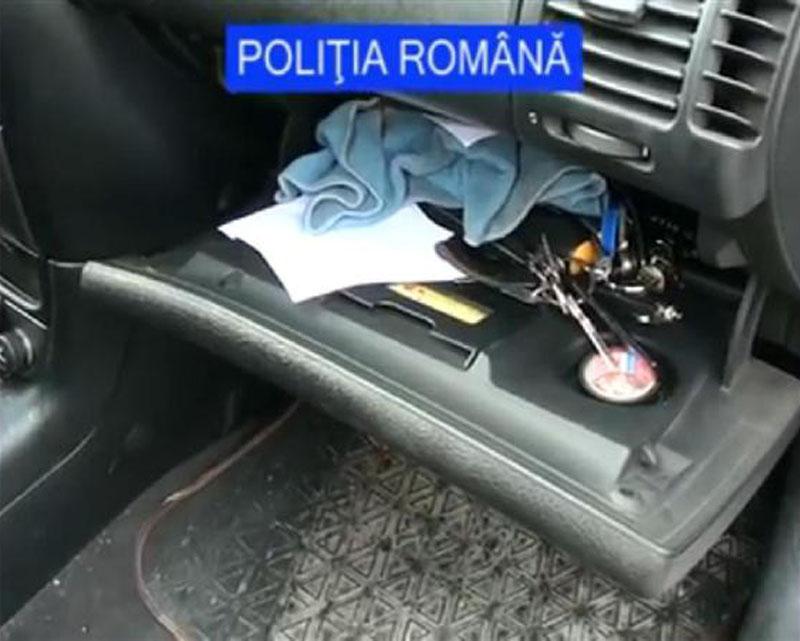 Spărgători de maşini prinşi de poliţie   