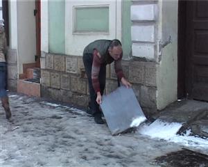 Clujeni amendaţi pentru că nu au curăţat gheaţa din faţa casei VIDEO