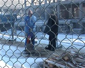 Pentru o pâine, lucrează pe ger năpraznic. Se încălzesc cu cărămizi şi vin fiert VIDEO