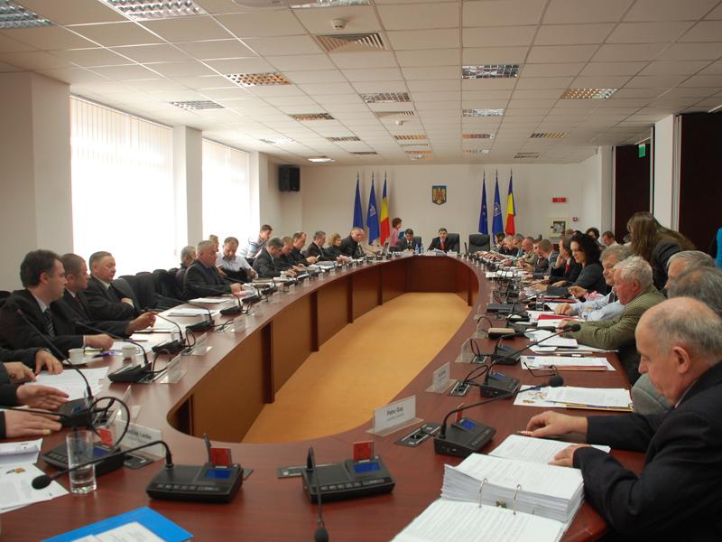 S-au înţeles cum să cheltuiască banii judeţului