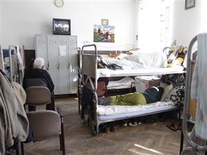 Gerul îi mută pe oamenii străzii în azilul Ruchama