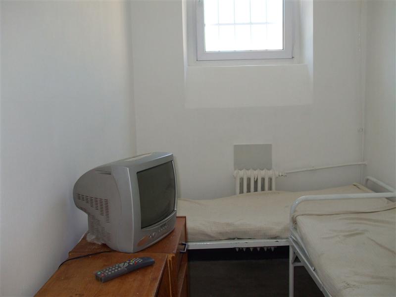 Vezi condițiile în care stau Apostu şi Stoia la Spitalul Penitenciar Dej GALERIE FOTO