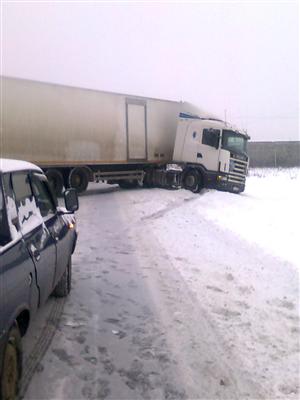 TIR răsturnat în Căşeiu, din cauza zăpezii de pe carosabil FOTO