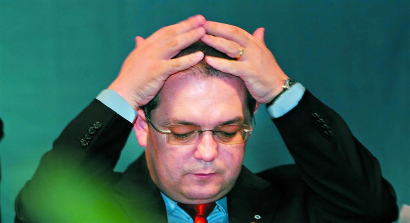 Emil Boc şi-a dat demisia din fruntea Guvernului VIDEO
