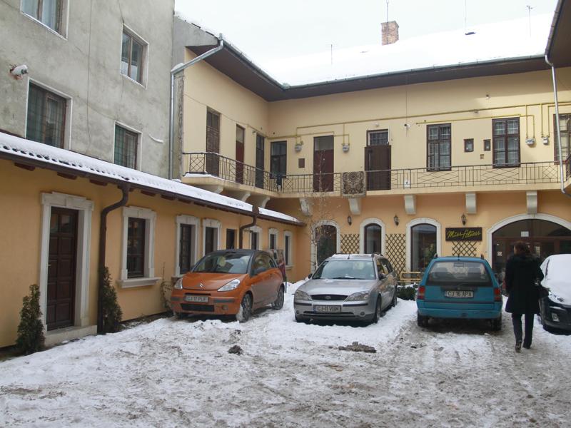 Scandal imobiliar între fostul şef al BNR Cluj şi soţia lui Radu Sârbu