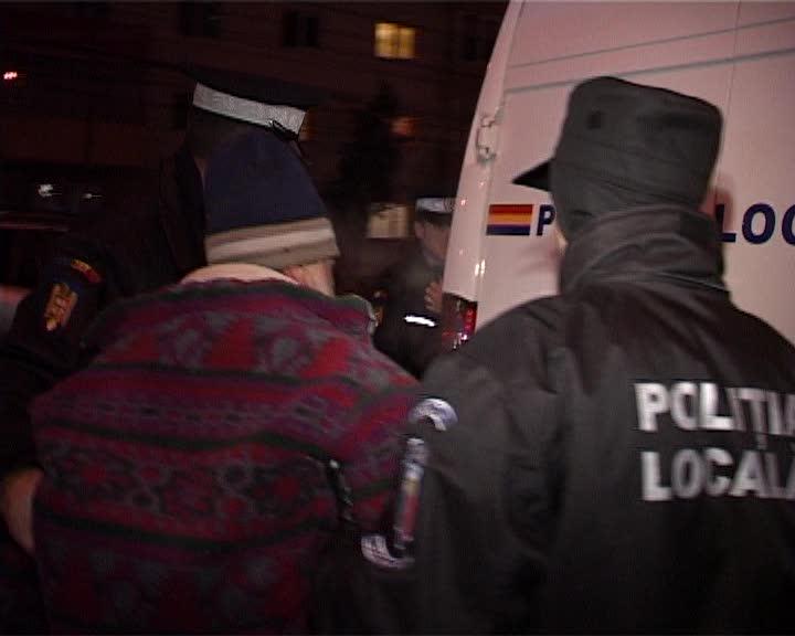 Fără case, pe străzi la -20 grade. Sute de persoane fără adăpost, culese de pe străzi de Ambulanţă pentru a le salva viaţa VIDEO