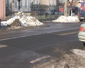 Trotuarele din Cluj-Napoca, umplute de nămeţi murdari şi gheaţă VIDEO