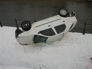 Maşină răsturnată pe malul Someşului, lângă Sala Sporturilor FOTO / VIDEO