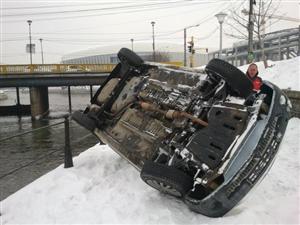 Şoferul care şi-a răsturnat ieri maşina pe promenada Someşului era băut