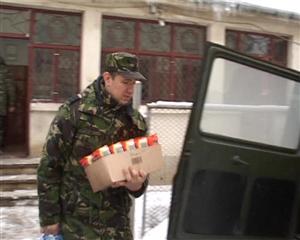 Cinci tone de alimente de ieri până azi, la Cluj, pentru românii afectaţi de zăpezile masive VIDEO