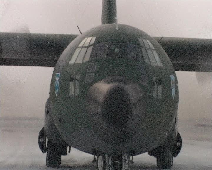 15 tone de alimente de la Cluj, transportate azi cu avionul la sinistraţii din sudul ţării VIDEO