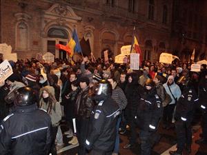 “Muncă patriotică” pentru poliţiştii trimişi la proteste în Piaţa Unirii