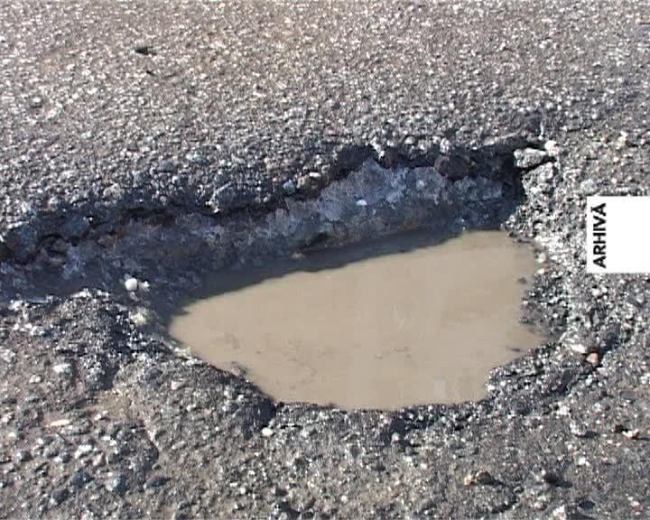 O groapă i-a stricat maşina şi va primi despăgubiri de la DRDP Cluj VIDEO