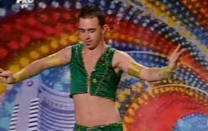 Un turdean, care dansează din buric, a ridicat în picioare juriul de la 