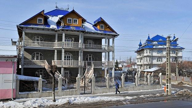 Reportaj britanic printre palatele romilor din Huedin