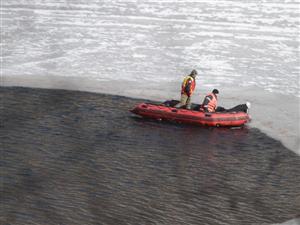 Tatăl şi copiii au fost găsiţi în lac. Fetiţa de 3 ani era legată cu cablu electric de tatăl ei 